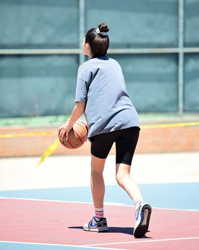 女星杰西卡·戈麦斯篮球场运动拍照,她看起来魅力四射