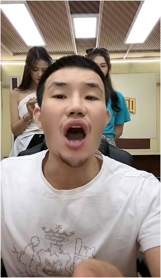 原创31岁嘎子直播翻车胡子拉碴形象邋遢被指无戏可拍抢网红饭碗