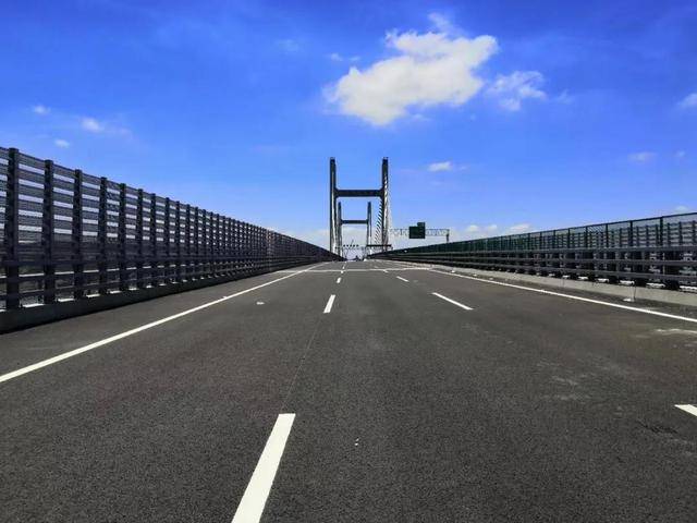 大桥高速公路桥面