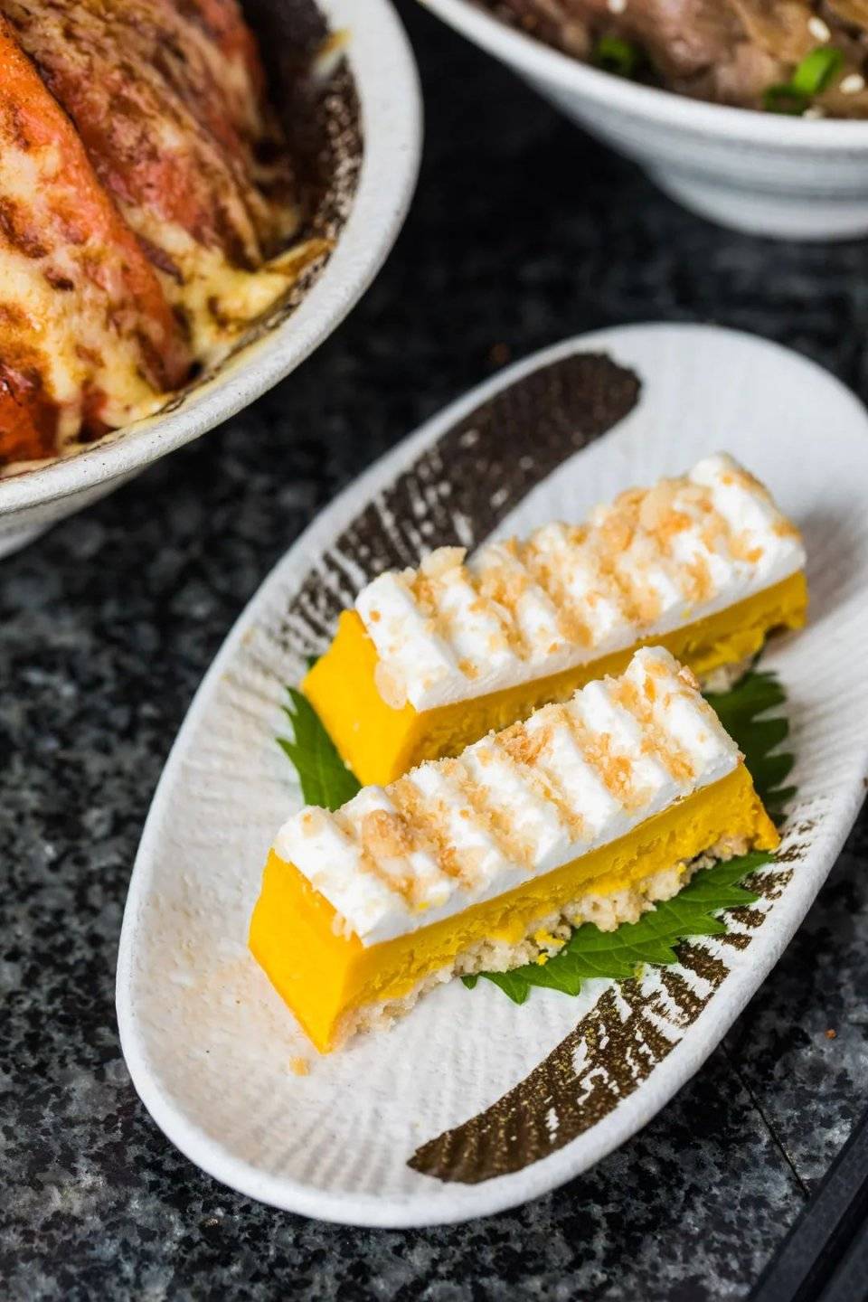 南瓜蛋挞是一道有名的日式点心, 酥脆蛋挞皮,南瓜馅搭配蓬松奶油制成.