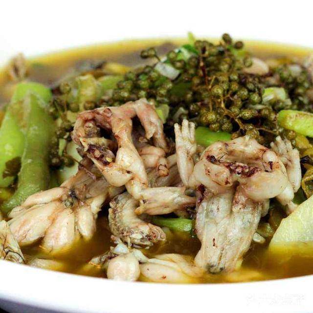 黄瓜切滚刀块,仔姜切丝备用,做法美蛙400克,鲜花椒30克,藤椒油50克