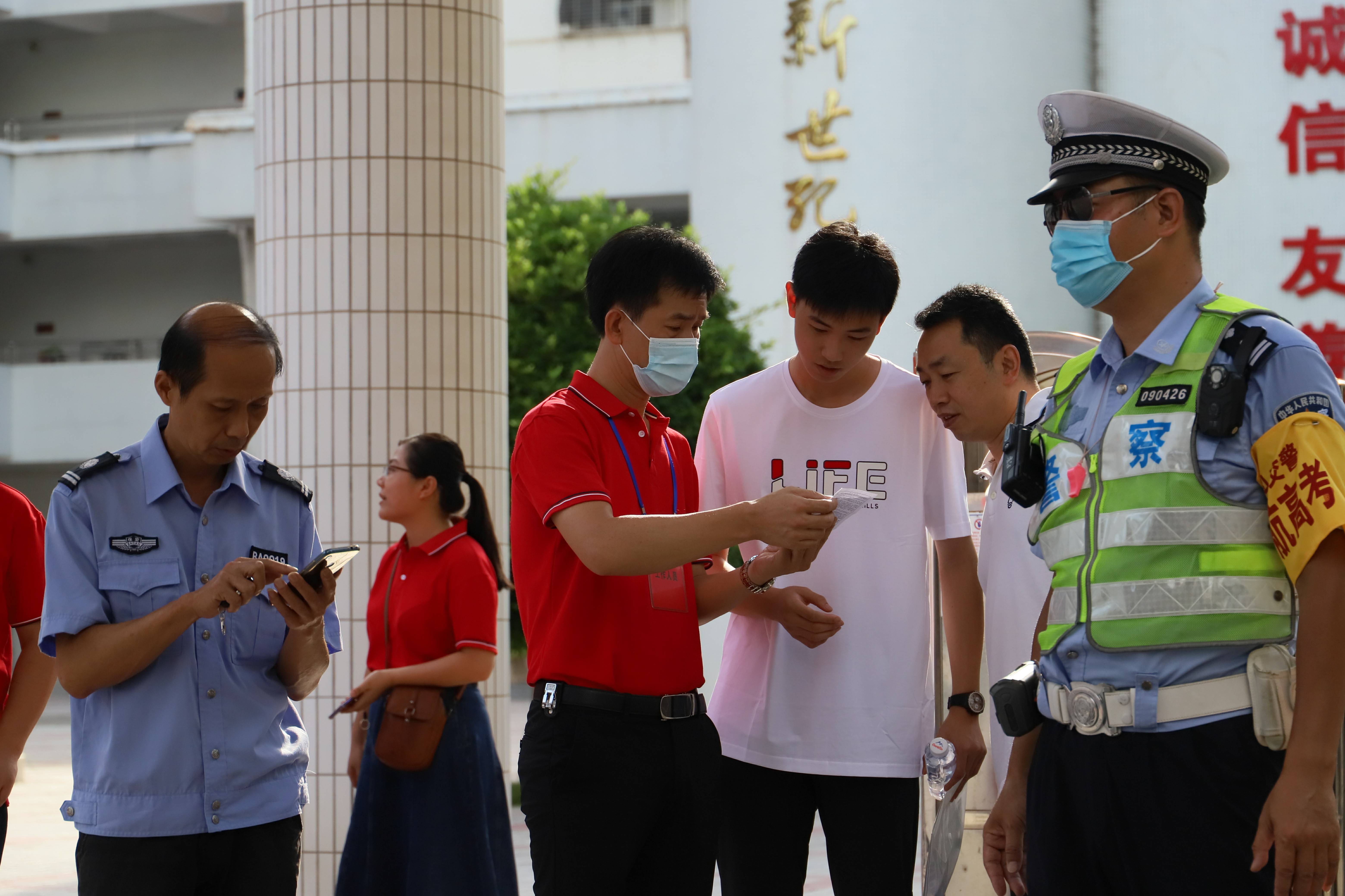 (老师帮考生检查证件)