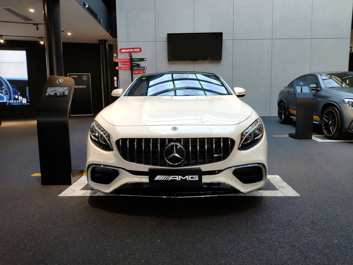 奔驰amgs63coupe钻石白棕内