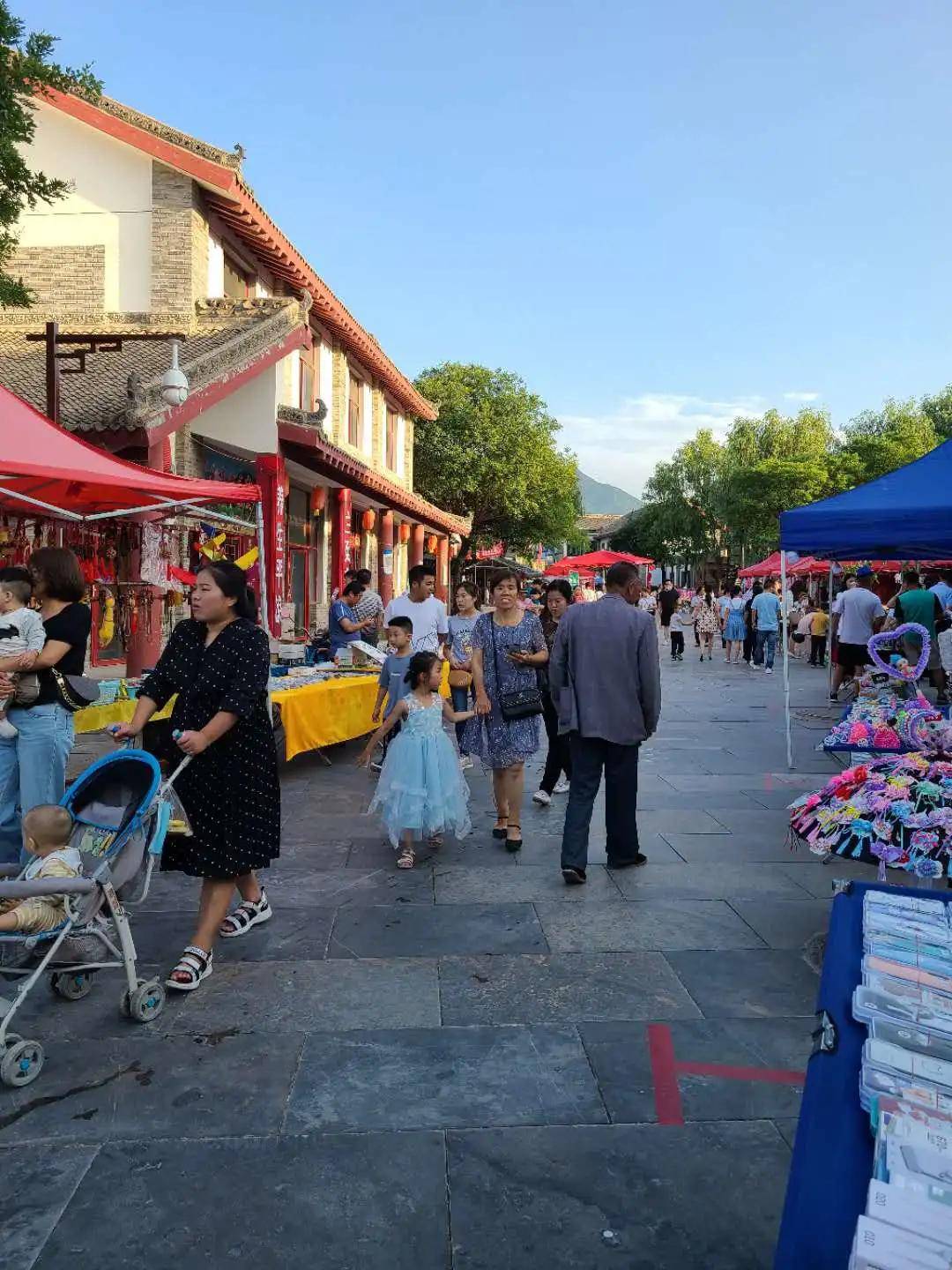 崆峒古镇瞬间火爆,开启了人从众.