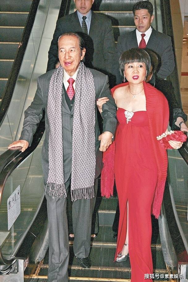 赌王灵堂布置惹争议:三位在世太太配花圈,唯独原配大房无人管_黎婉华