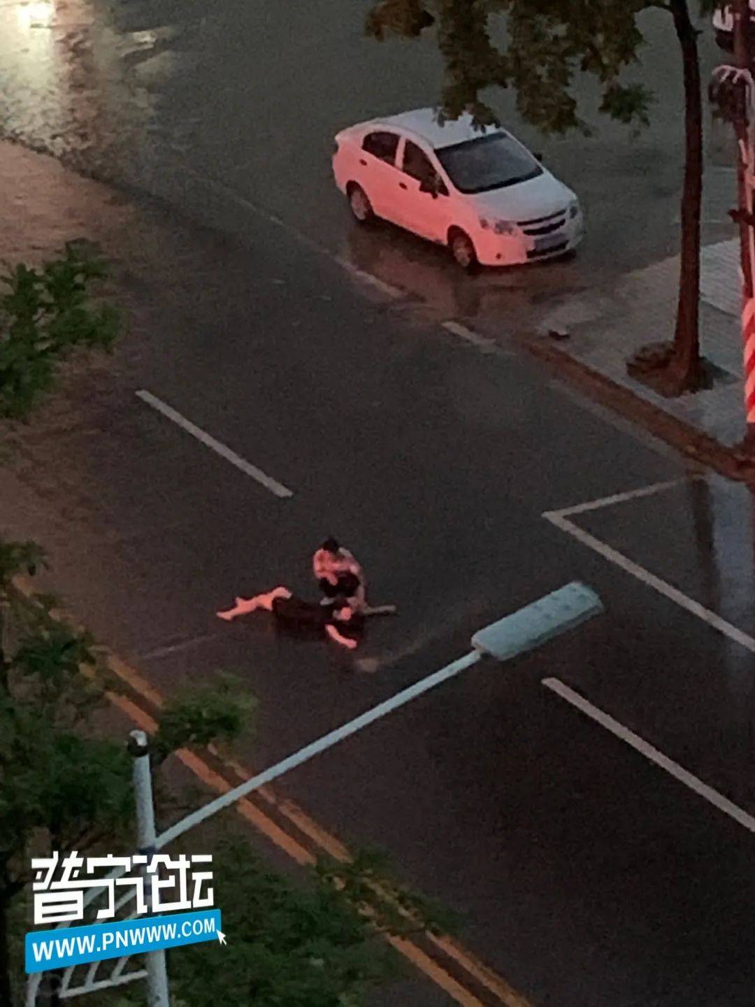 原创想无普宁一女子大街上寻死觅活让人为其捏把汗