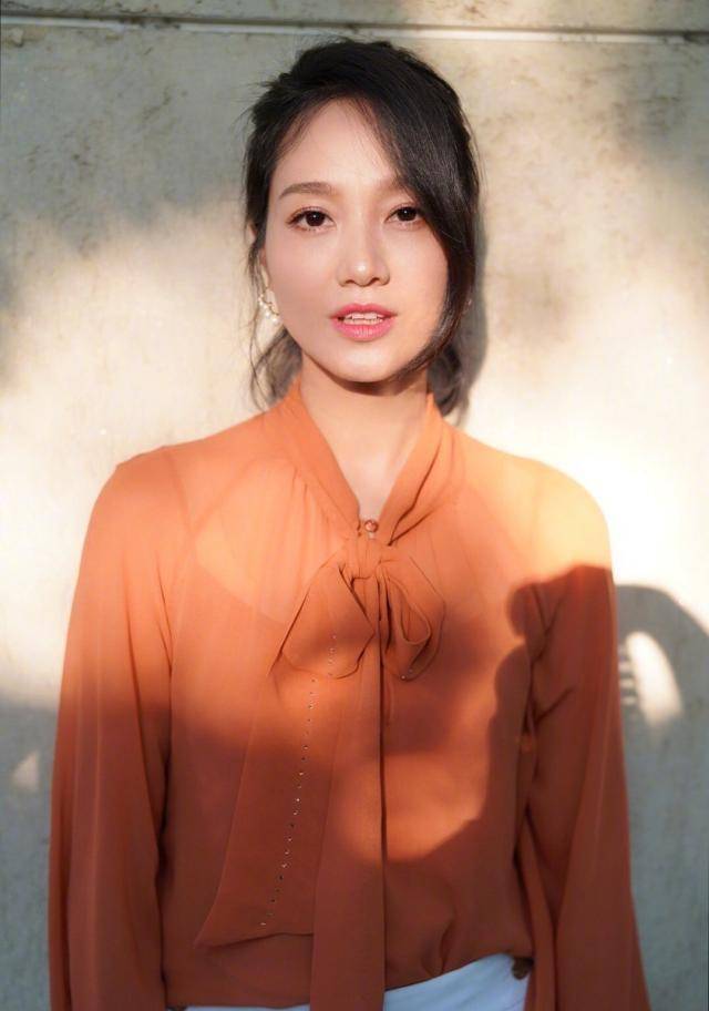 原创朱丹上节目一袭橙色雪纺衫搭白色阔腿裤,肤白貌美令人艳羡