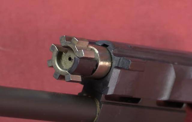 而在闭锁方式上,斯通纳63的闭锁是枪机旋转式闭锁,是和ar一样的多凸笋