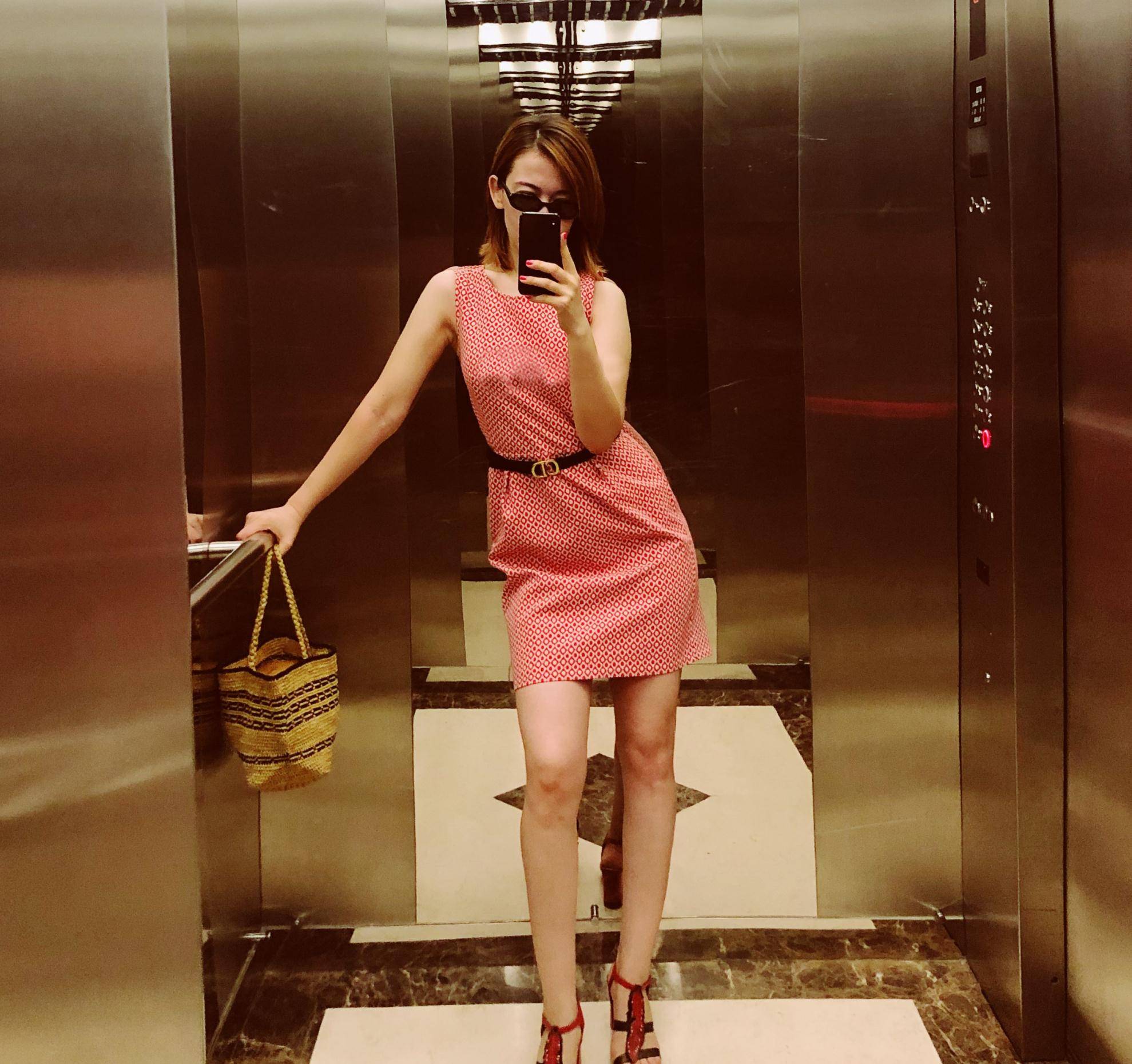 棕色皮衣搭牛仔裤,红唇娇美辣眼_帕夏古丽·都鲁