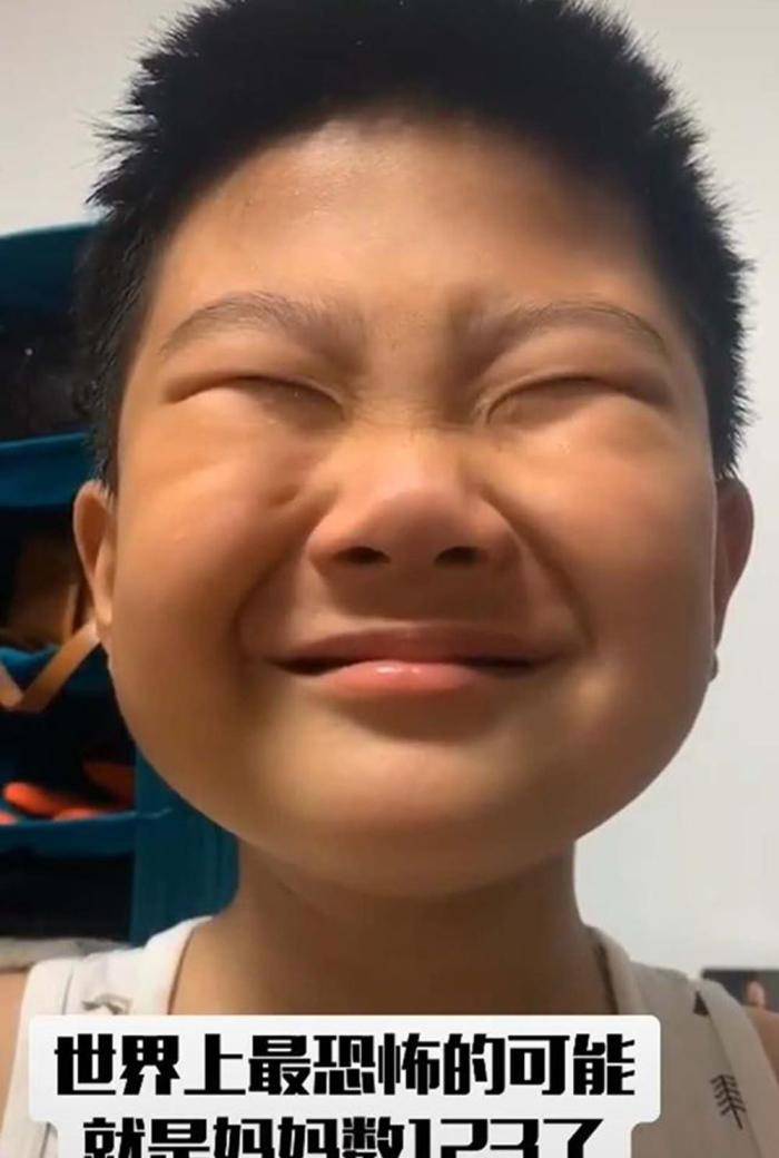 男孩被批评不敢哭强颜欢笑太可怜男孩最怕妈妈数123