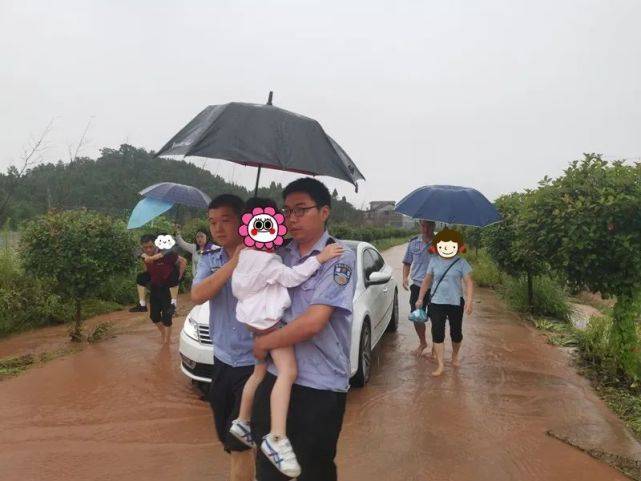 泸溪公安洪水中救助两台被困车辆