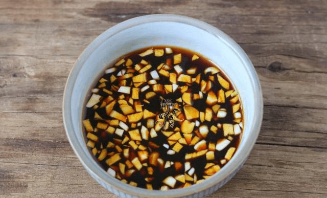 4,蒜切成蒜蓉,加入蚝油,酱油,蜂蜜和少许盐,调匀成碗汁儿待用.