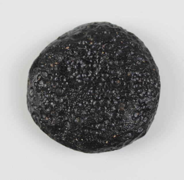 玻璃陨石由于玻璃陨石在很多特征上与火山玻璃相似,故早期曾被称为黑