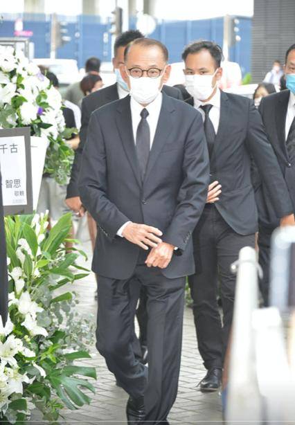 原创杨受成再见何超琼赌王葬礼上都是戏奚梦瑶悄悄给自己画上眼影