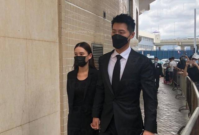 原创成功上位赌王出殡现场窦骁携手何超莲现身神情十分哀伤