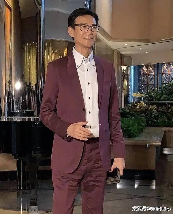 原创73岁郑少秋真的帅,可惜很早就秃了,唯一没戴假发是出席前妻葬礼