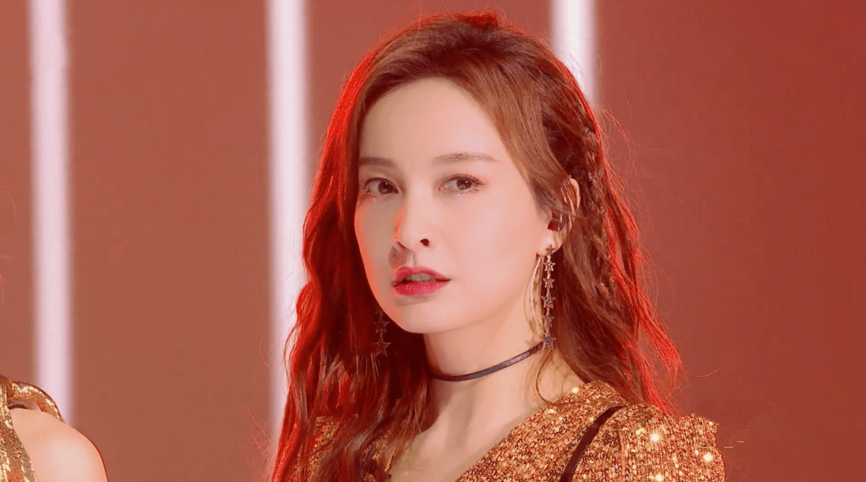 原创吴昕一点也不废物!rap回应小透明质疑,一字马超燃,蓝盈莹成陪衬