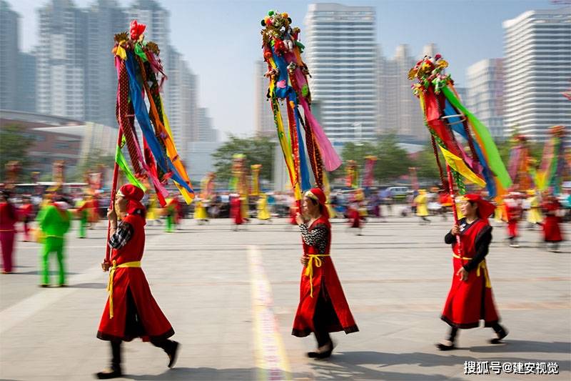 200多人跳广场舞蹈,72杆七彩"招魂幡"引路,国家级非物质文化遗产项目