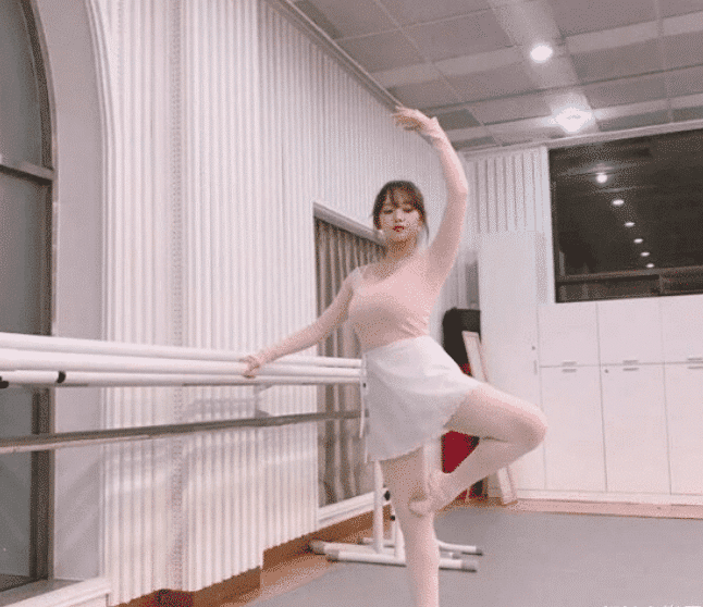 程潇发育过猛了吧?看她穿芭蕾舞衣"开弓"一刹,奶潇名副其实!