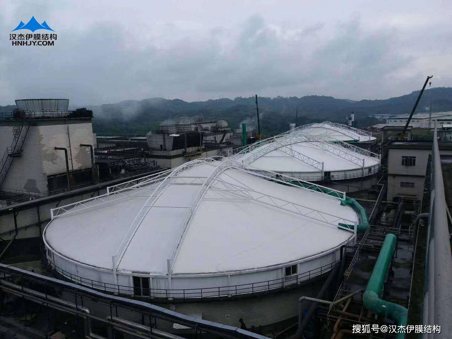 随动式反吊膜加盖有什么特点?