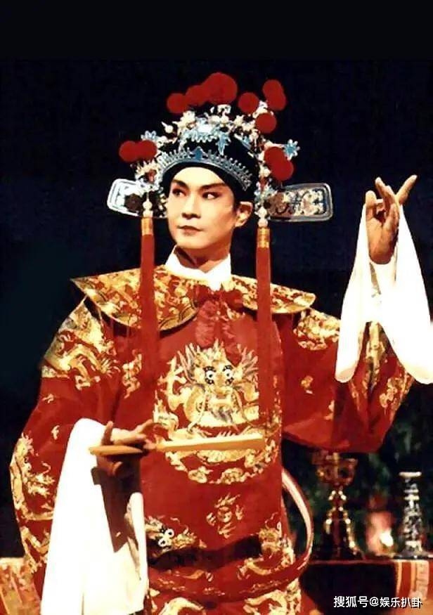 原创73岁郑少秋真的帅,可惜很早就秃了,唯一没戴假发是出席前妻葬礼