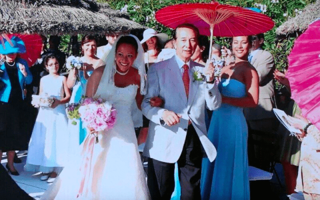 还有赌王早逝的长房儿子何猷光女儿何家文在外地结婚时的照片,祖父