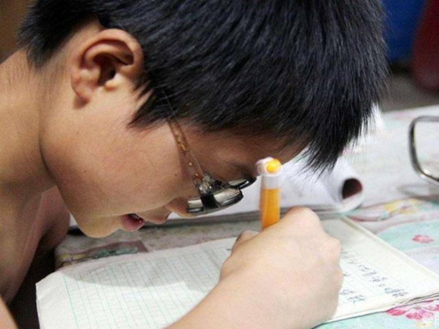 原创近视越来越低龄化初中就开始戴眼镜的学生基本上是这四类