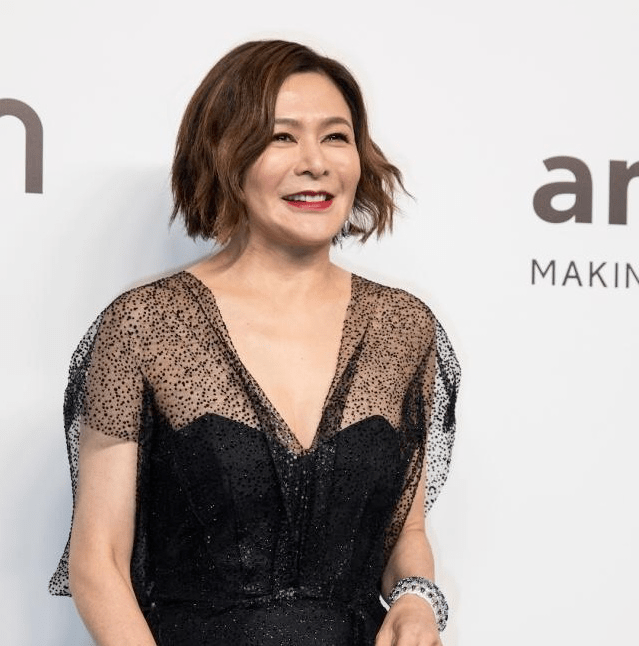 原创58岁关之琳近照曝光,脸僵冻龄女神幻灭,皮肤松弛大眼变细长小眼