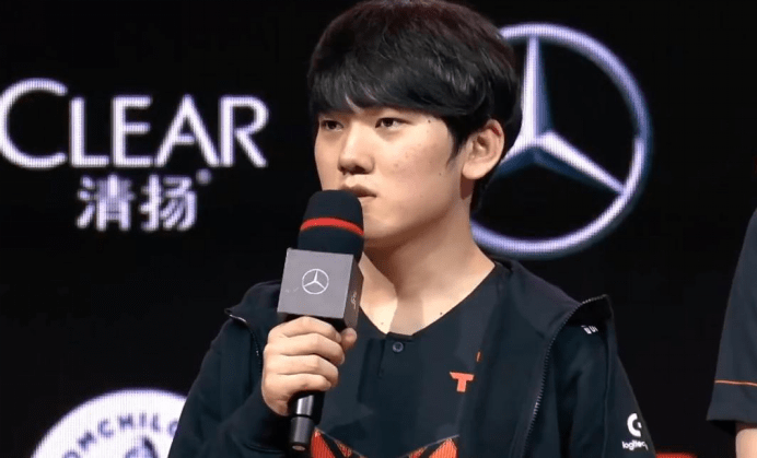 原创又"装杯"了?tes零封fpx,卡萨表示:就阿水这样穿衣服