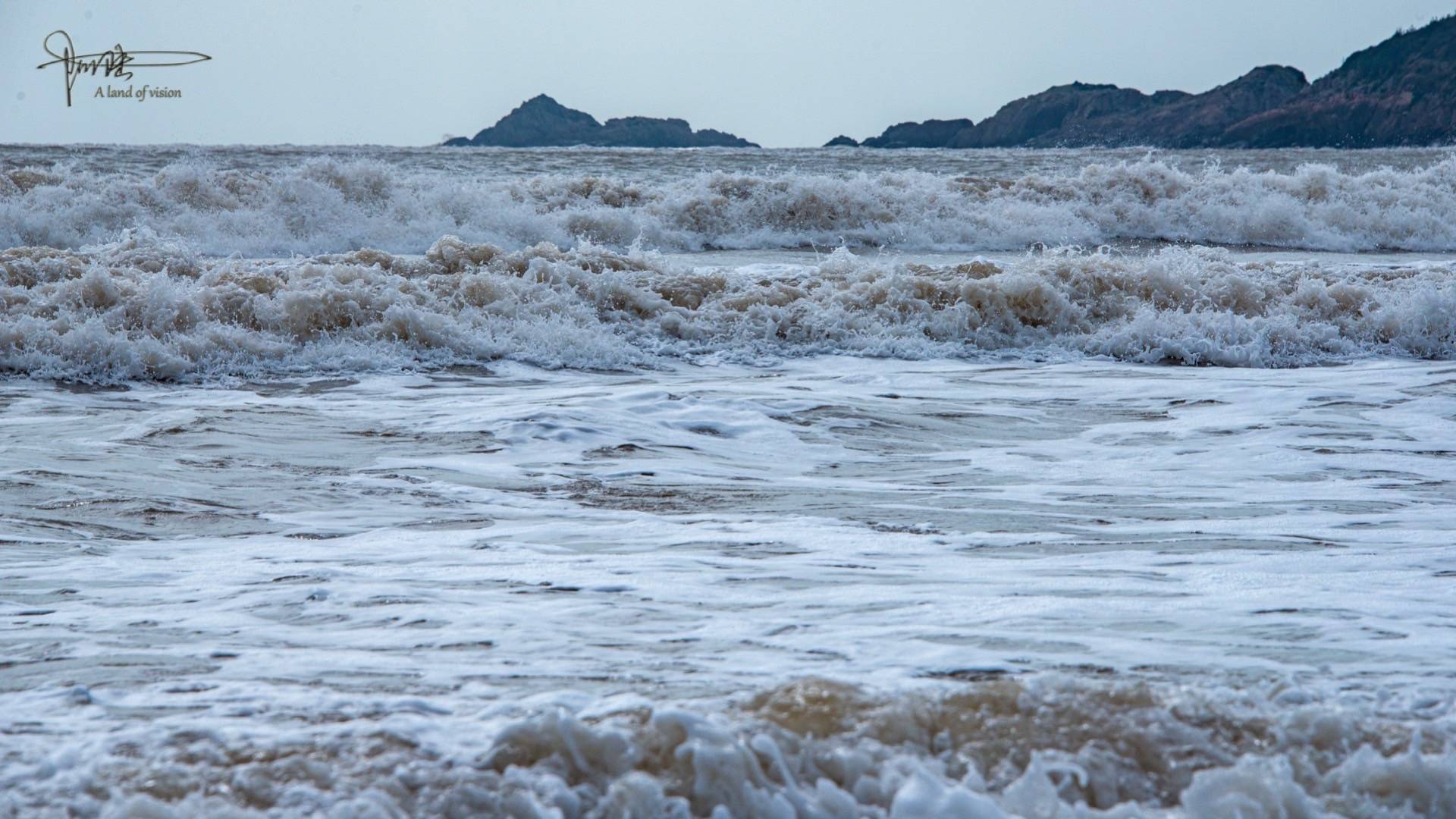 浪花拍打着沙滩 是朱家尖海边的日常风景 搜狐大视野 搜狐新闻