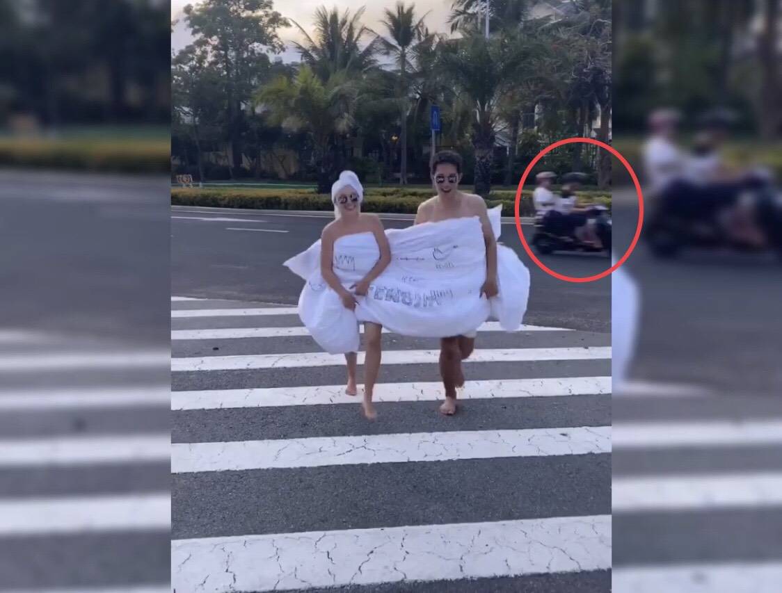 原创男女衣不蔽体,盖着被子在斑马线上拍写真,博眼球无下限