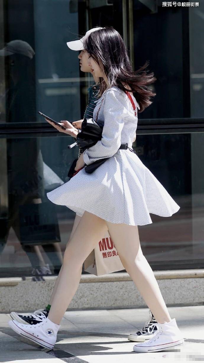 微风轻轻一吹,吹起了小姐姐裙子,放心,小姐姐们都有做好保护措施哦!