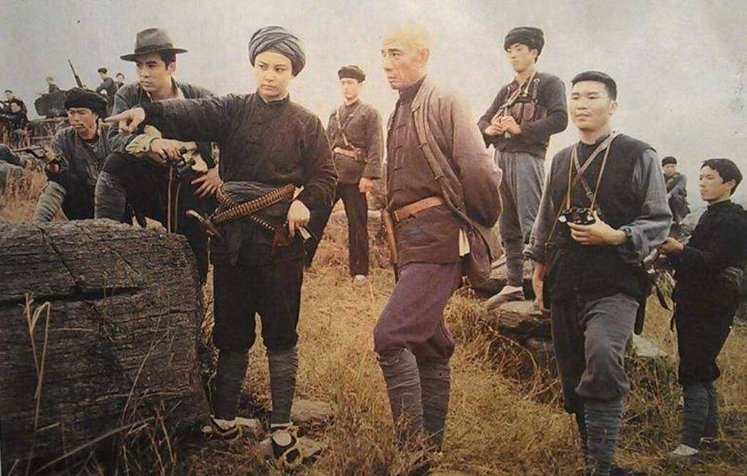 大群土匪直接进攻县城，旧时代的土匪，到底有多么猖狂？_武装