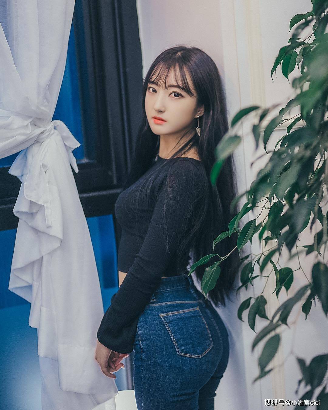 黑色上衣和深蓝色牛仔裤女生,最近很火的绿茶拍照
