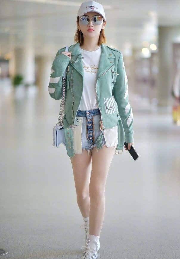 女人过了30岁,最好不要小白鞋配牛仔裤!学景甜这样穿,真洋气