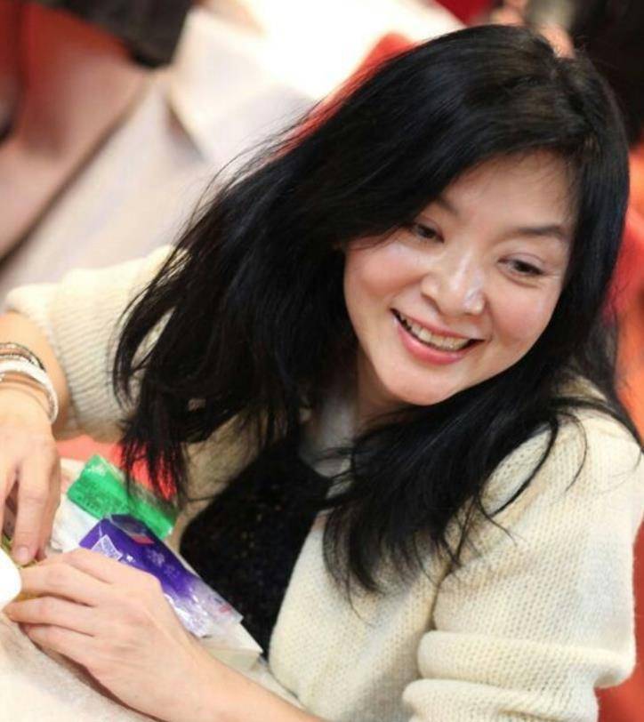 离婚后的陈玉莲对感情非常失望,之后她就喜欢上了女导演蔡美诗,两人的