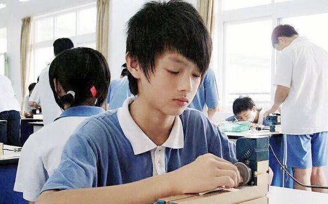 中学时期做实验的样子.那时候他看起来就是个很乖巧的小男孩.