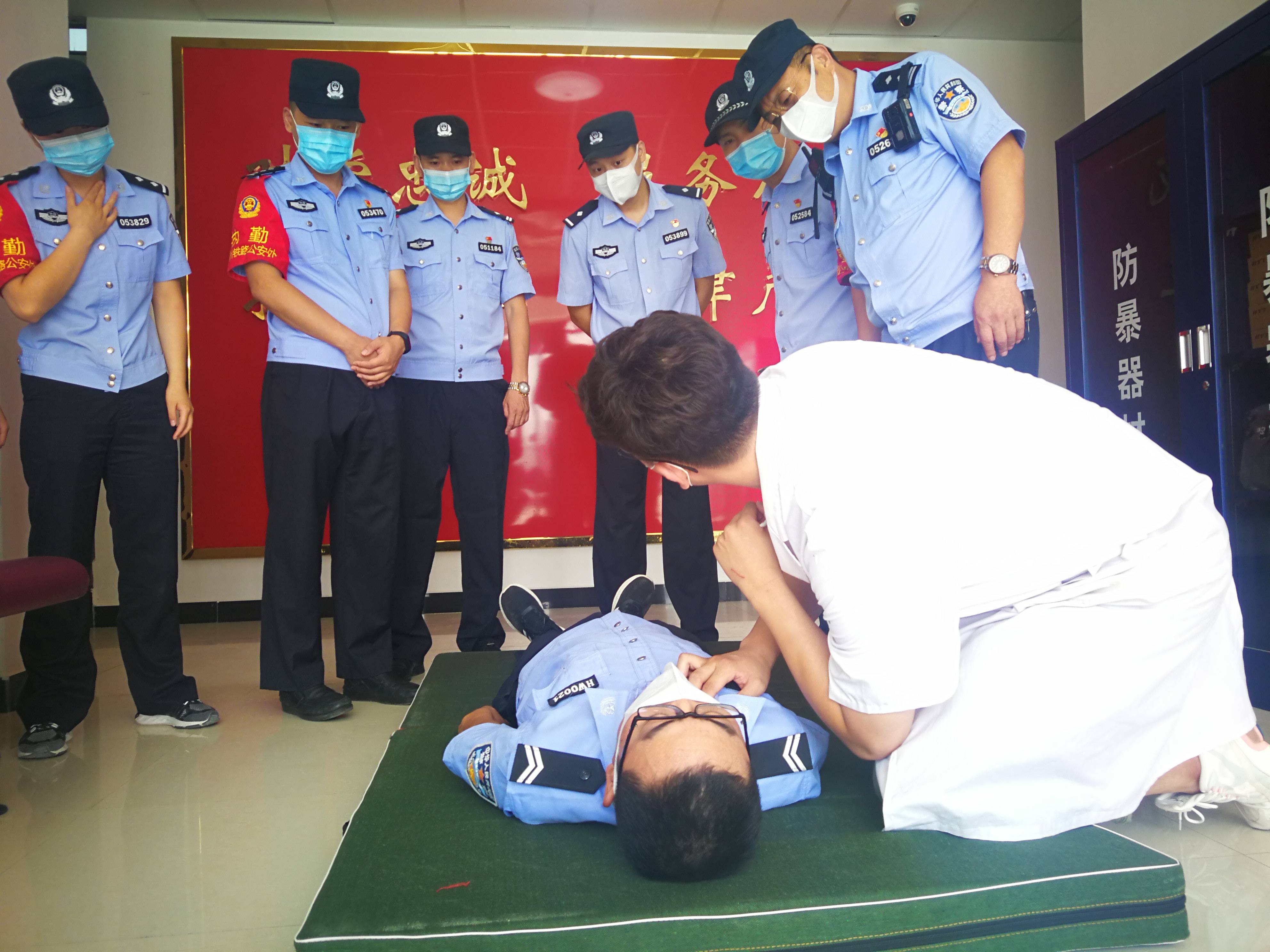 此次培训内容贴近民警工作实际,切实提高民警急救技能,以胸部按压,心