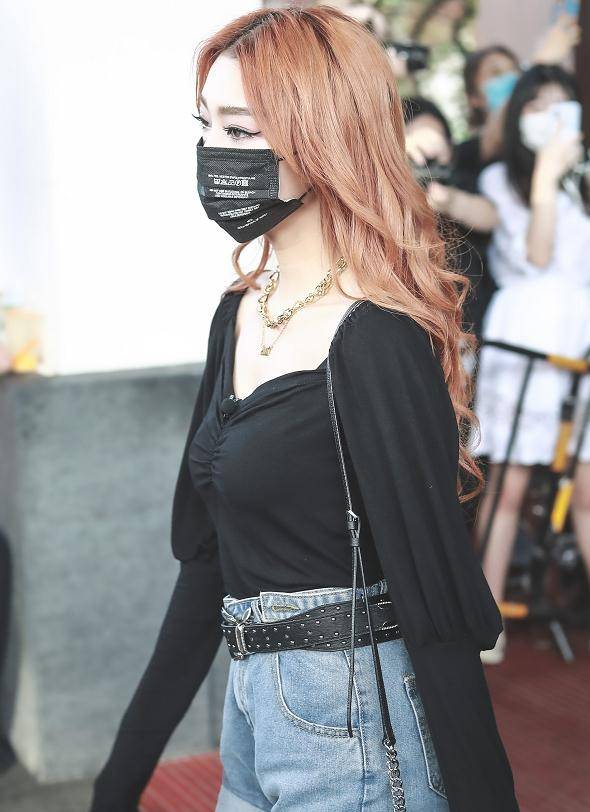 李紫婷专业素养贼高,耳鸣状态开全麦让人心疼,穿衣品味好惹人爱