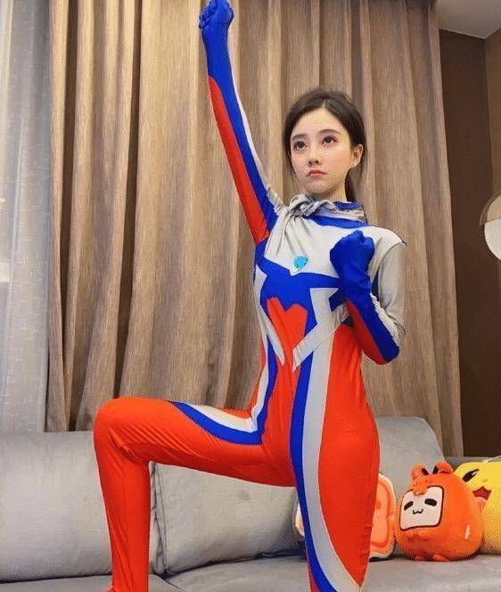 原创冯提莫在家cos奥特曼当她抬起腿那一刻我没眼花吧