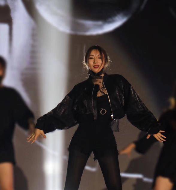 原创锤娜丽莎自曝曾是女团c位,本以为是段子,看到旧照:彻底沦陷了