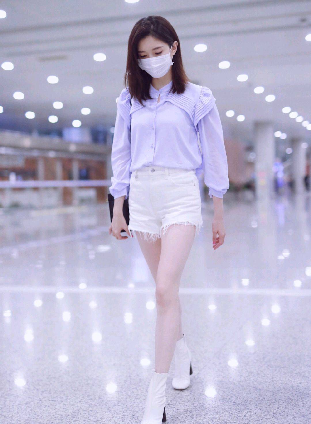 原创江疏影好精致,身穿淡紫色衬衫搭配白色热裤走机场,简约又时髦
