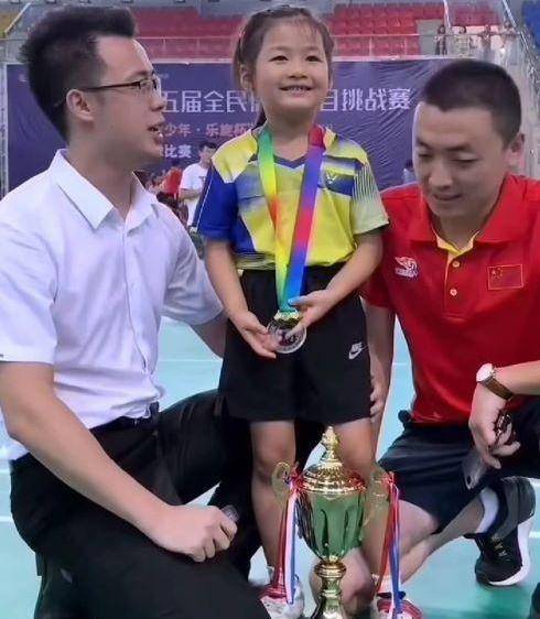 小女孩被教练训斥后火了,立志要成世界冠军,邓亚萍亲自指导_李依依