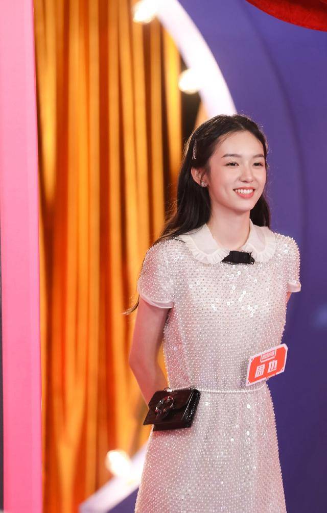 原创周也节目被连夸5次,参与综艺竞选不容易,靠着穿搭来吸睛