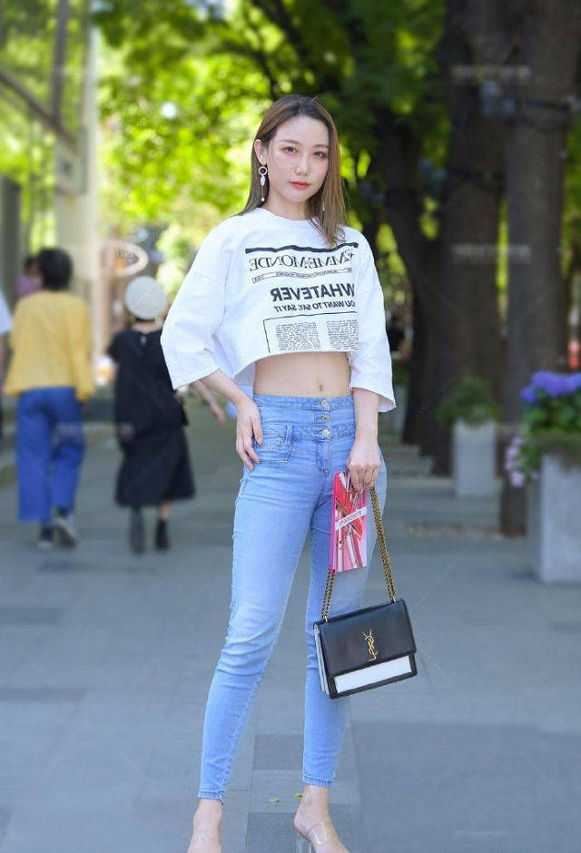 原创街拍,美女搭配宽松的蓝色衬衫,看起来清清爽爽