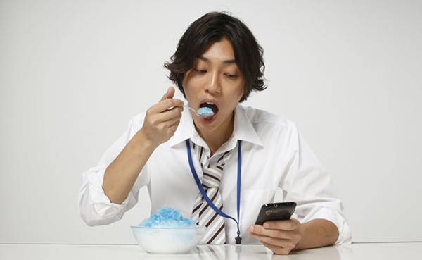 吃饭的时候玩手机危害远不止消化不良