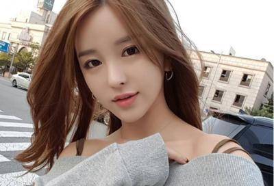 韩国直播一姐向王思聪讨薪:没钱请向王健林伸手_尹素婉