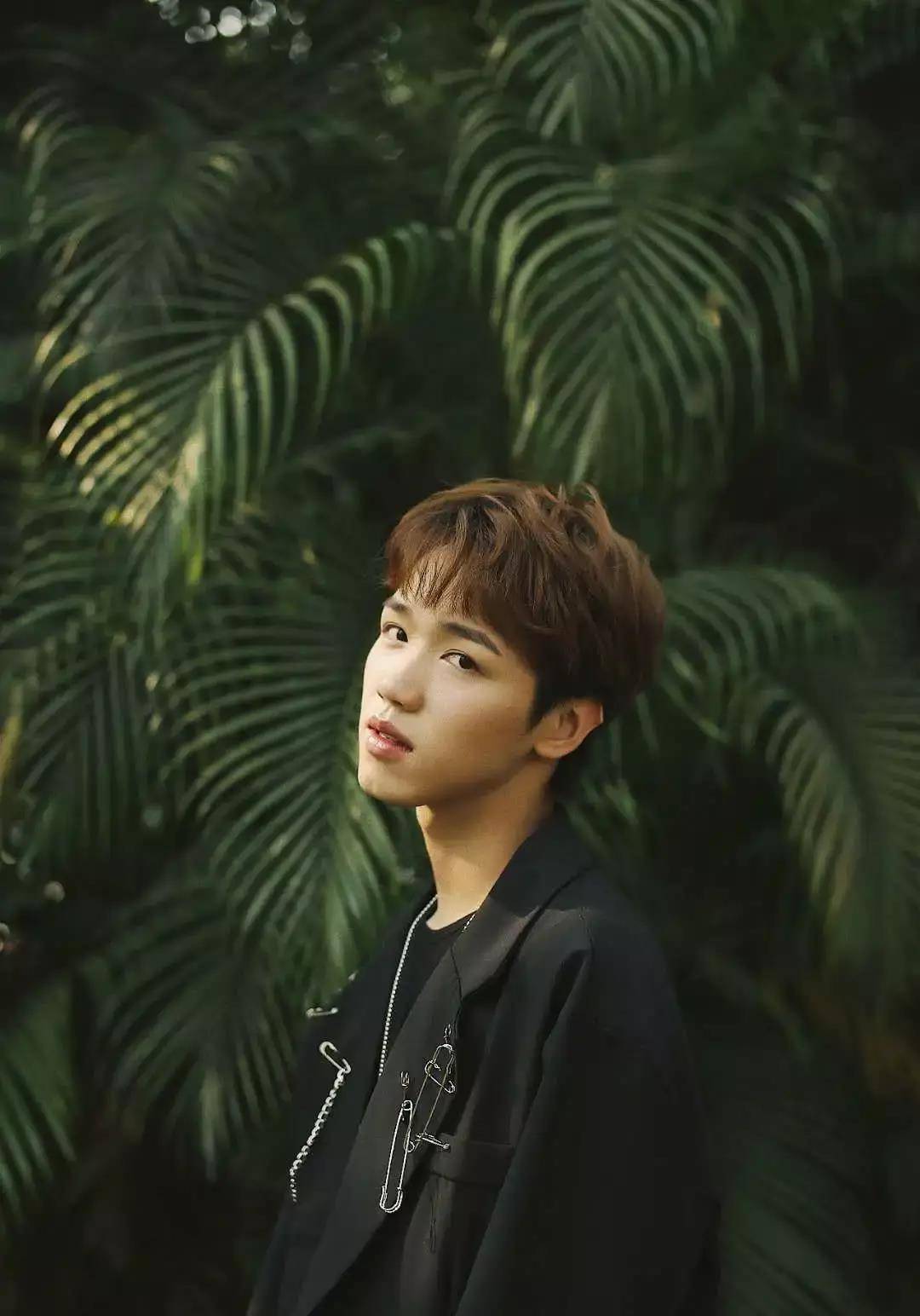 邱献然,男团ageboy成员,组合内吸粉担当,曾参与央视《开门大吉》等