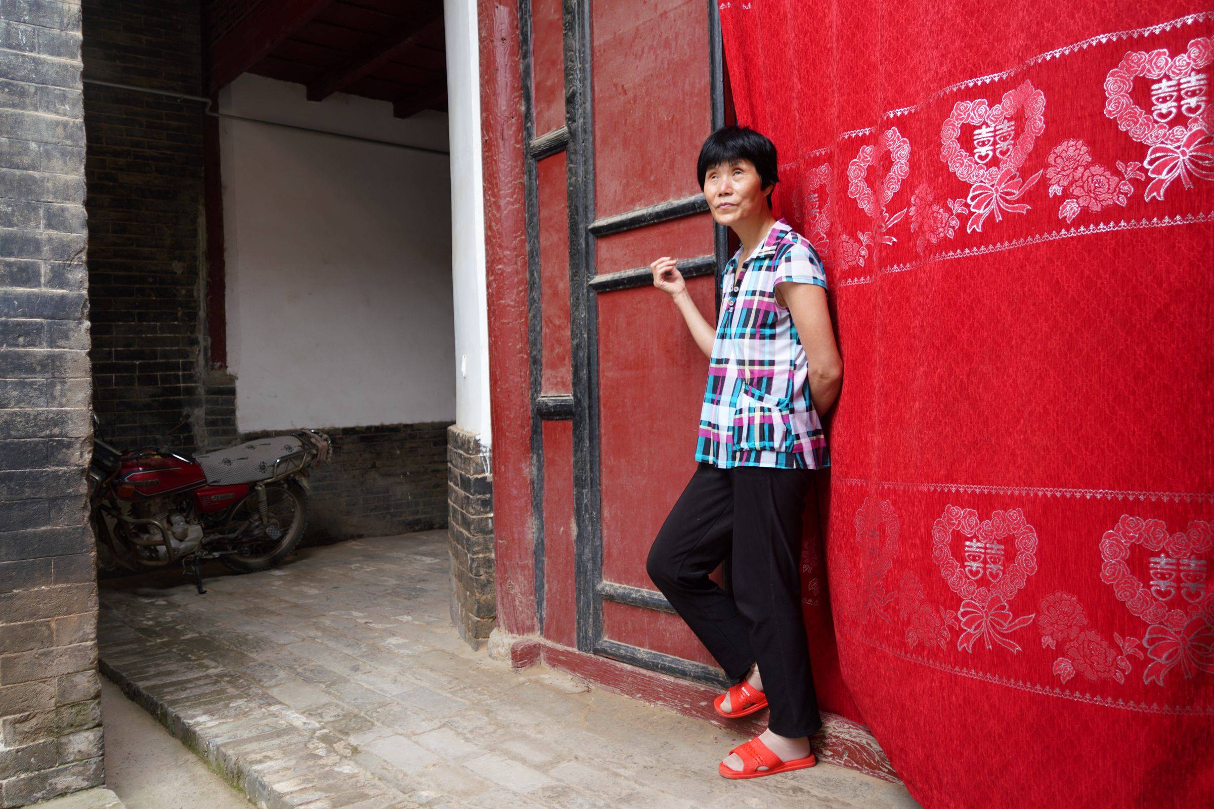 原创陕西农村大姐家1对镇宅石狮子3万不卖大白天不翼而飞咋回事