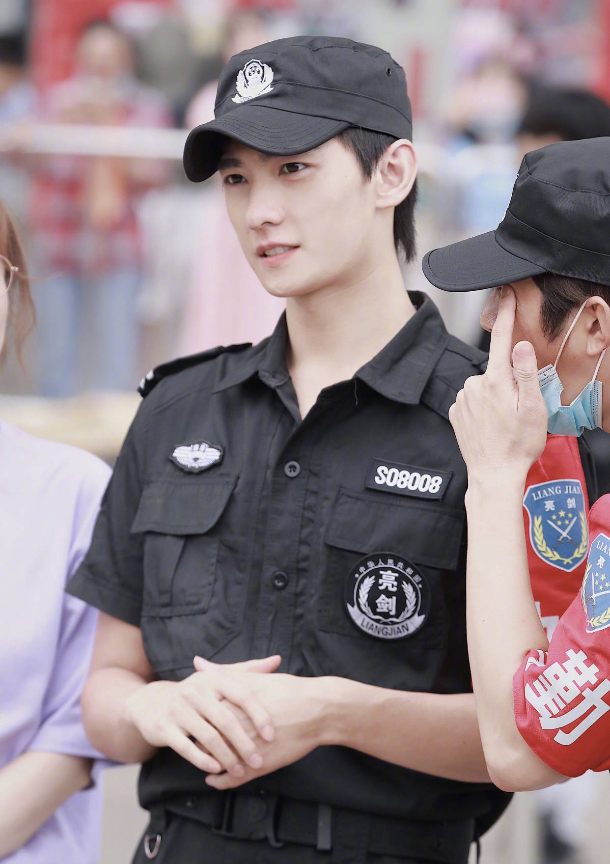 杨洋录《元气满满的哥哥》,保安造型利落正气,精致五官无可挑剔